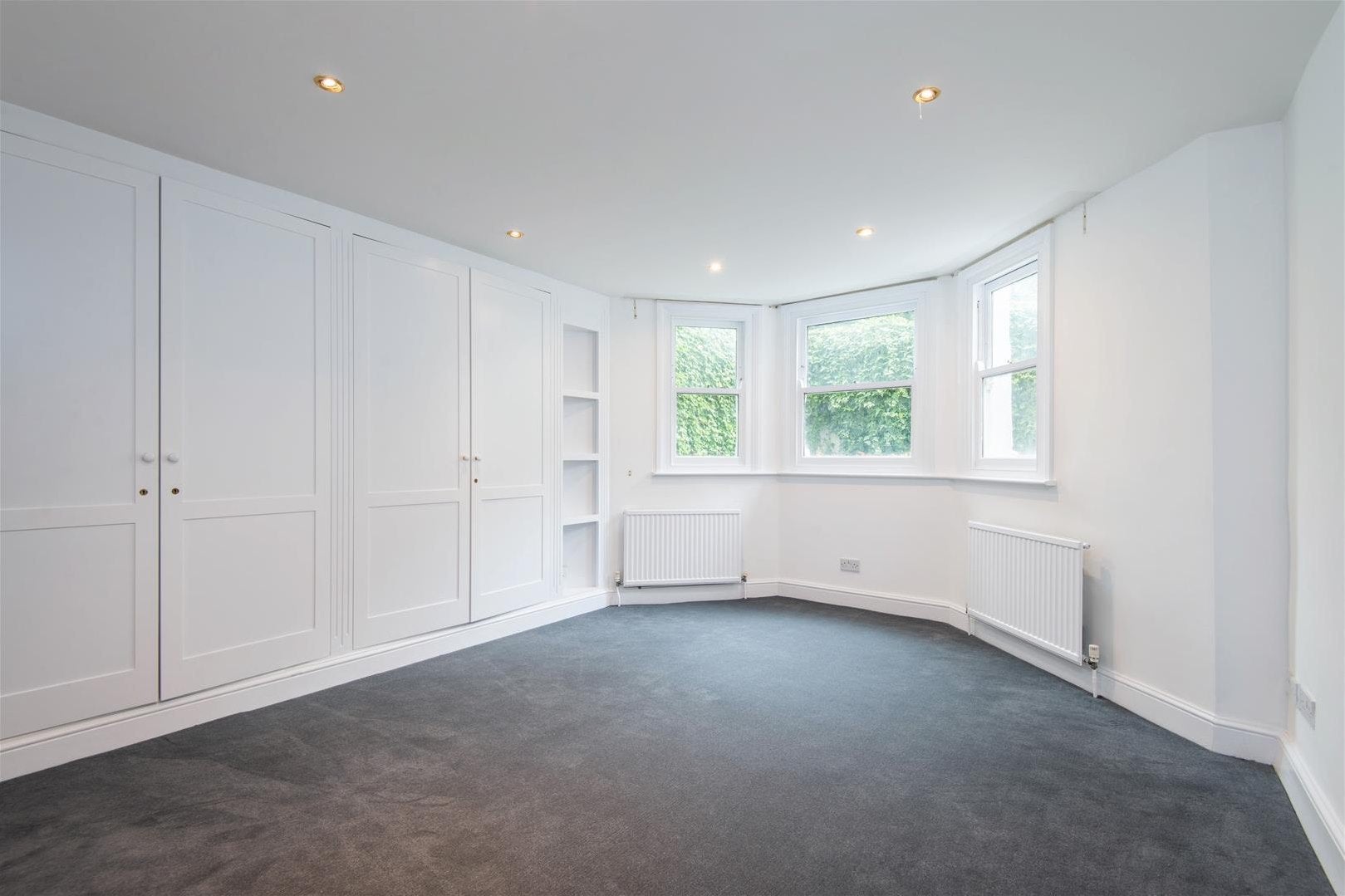 Flat Mowbray Road in Greater London