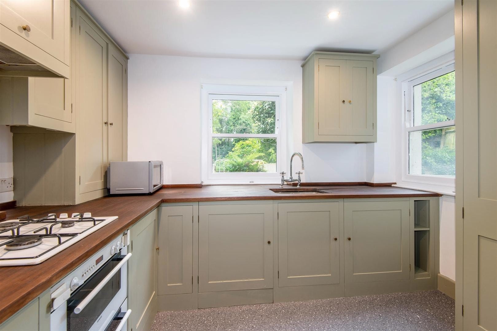 Flat Mowbray Road in Greater London