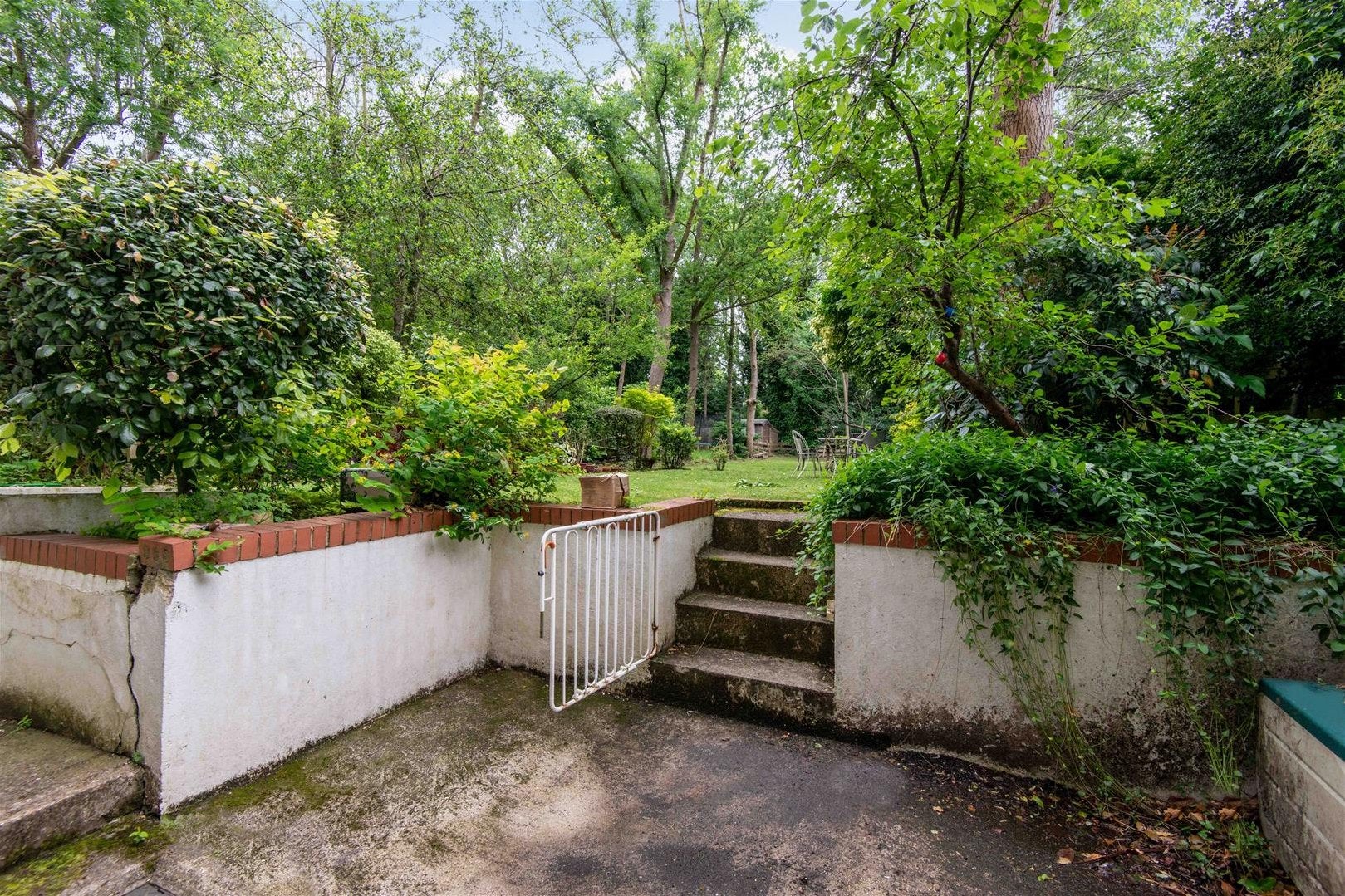 Flat Mowbray Road in Greater London