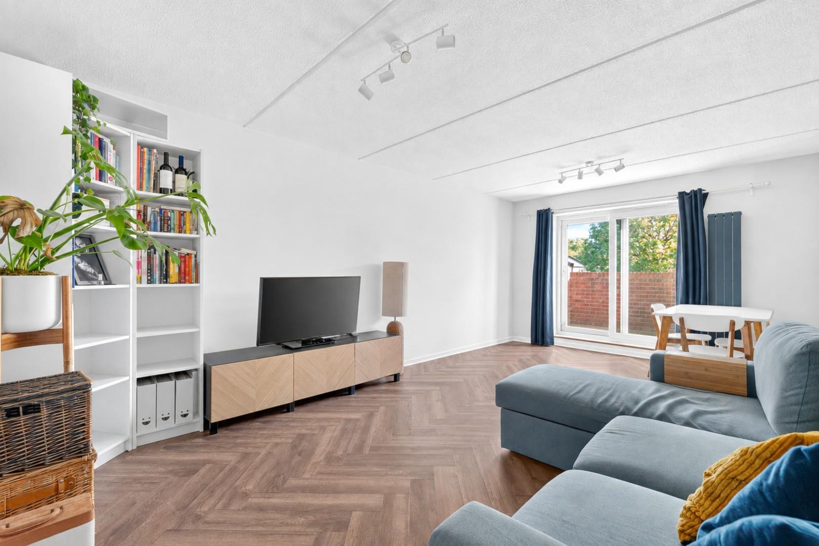 Flat Gladstone Road in London