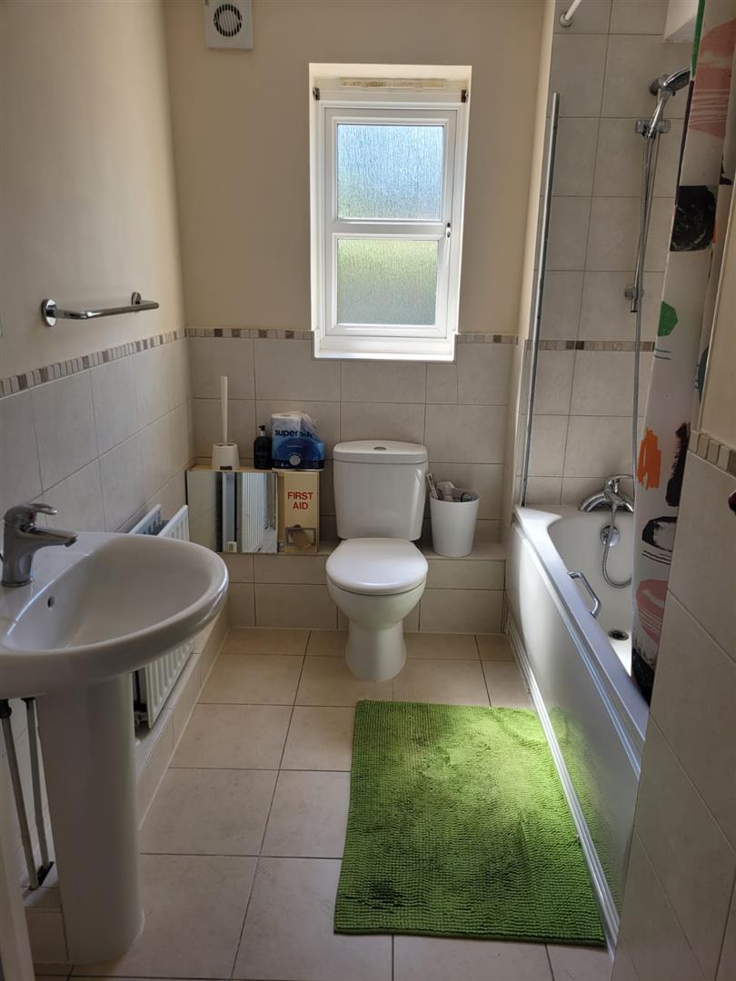 Flat Hexham Gardens in Greater London