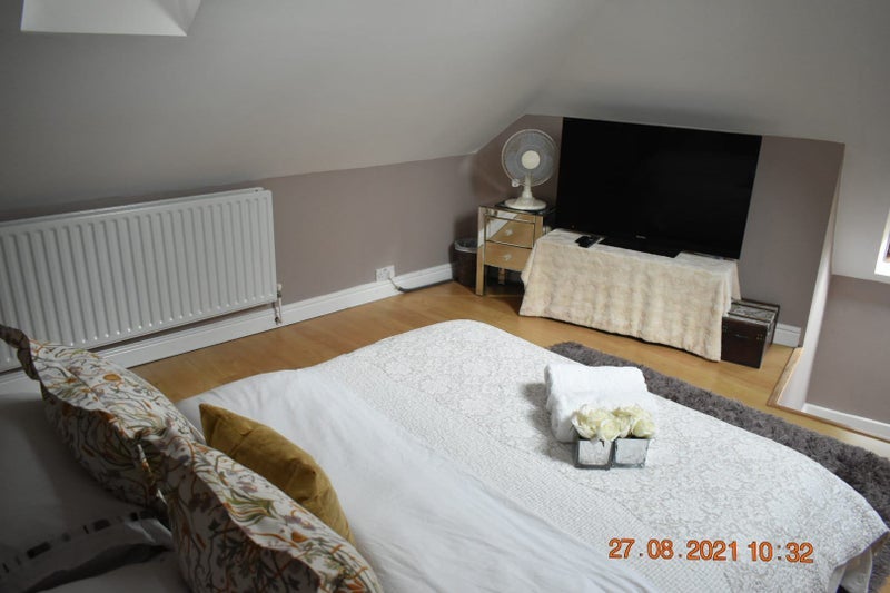 Room Old Hall Road in Trafford