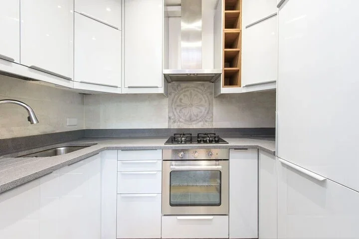 Flat Hollycroft Avenue in Greater London