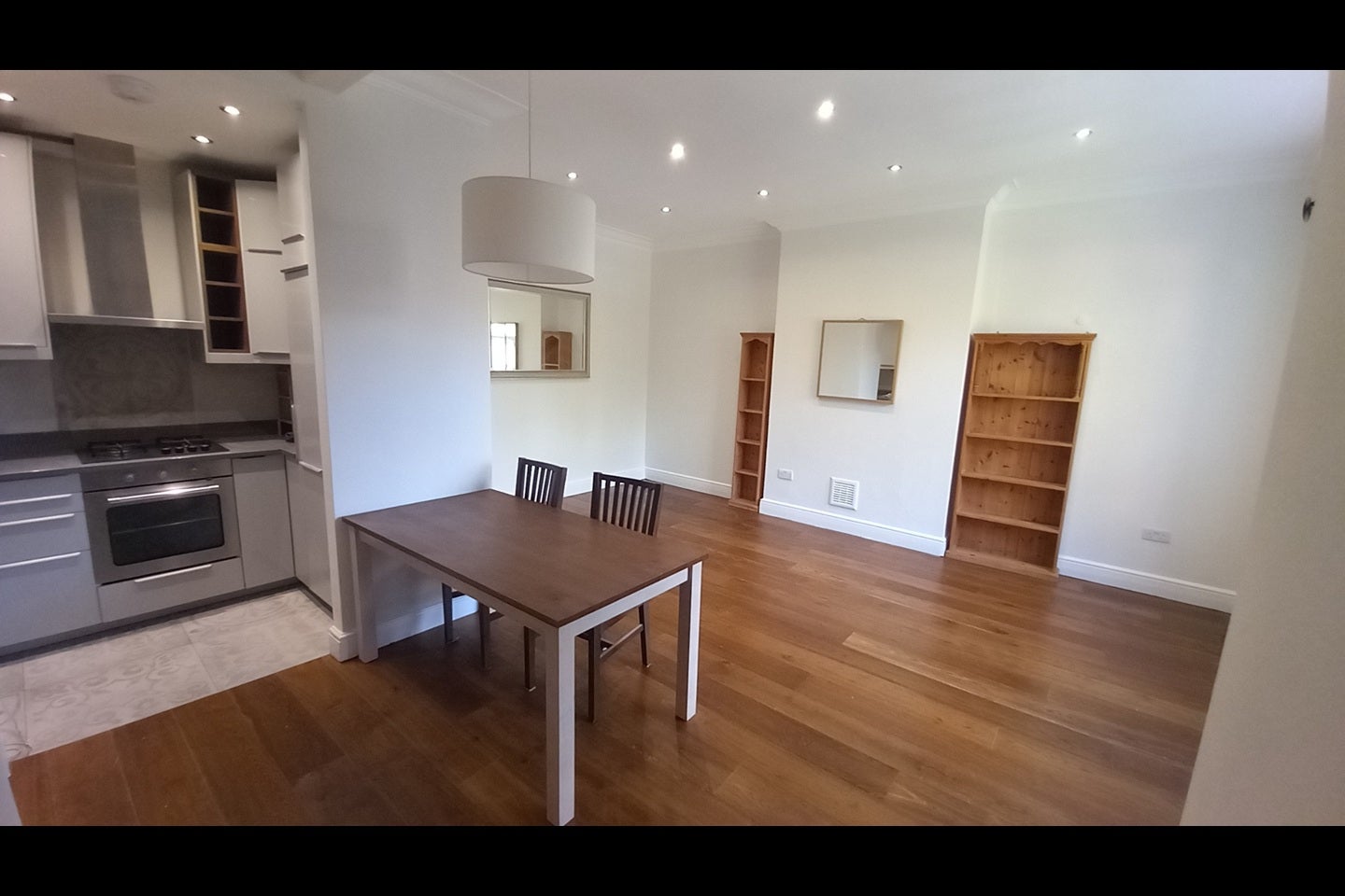 Flat Hollycroft Avenue in Greater London