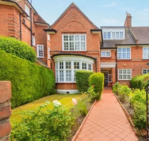 Flat Hollycroft Avenue in Greater London