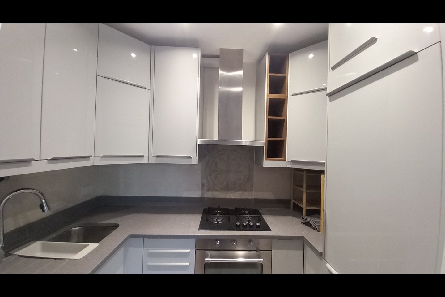 Flat Hollycroft Avenue in Greater London