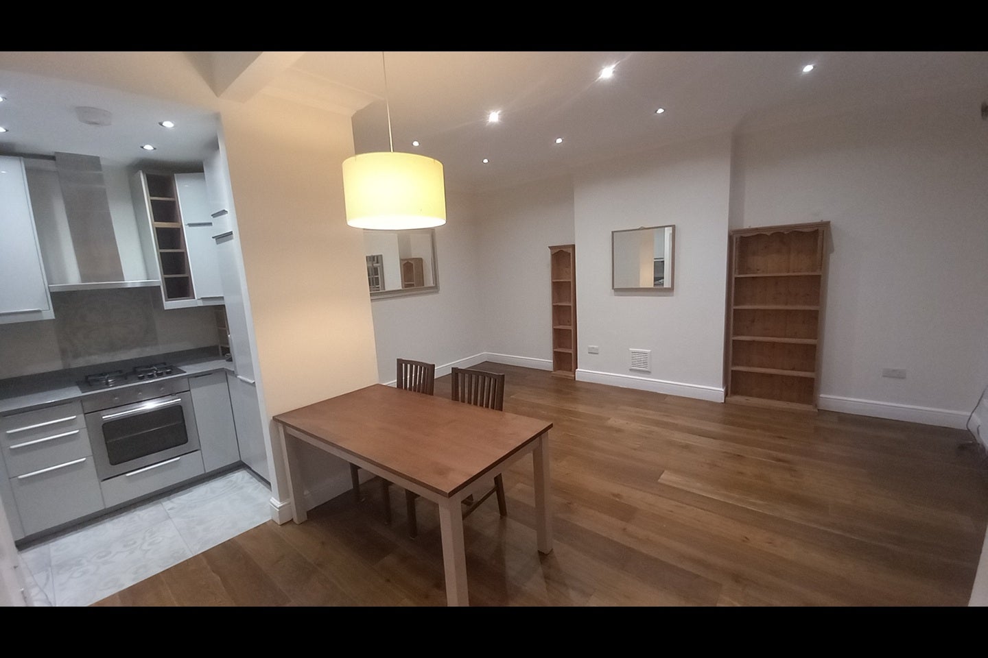Flat Hollycroft Avenue in Greater London