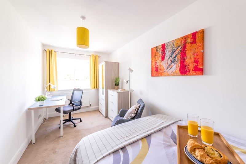 Room Birchwood Road in Bristol