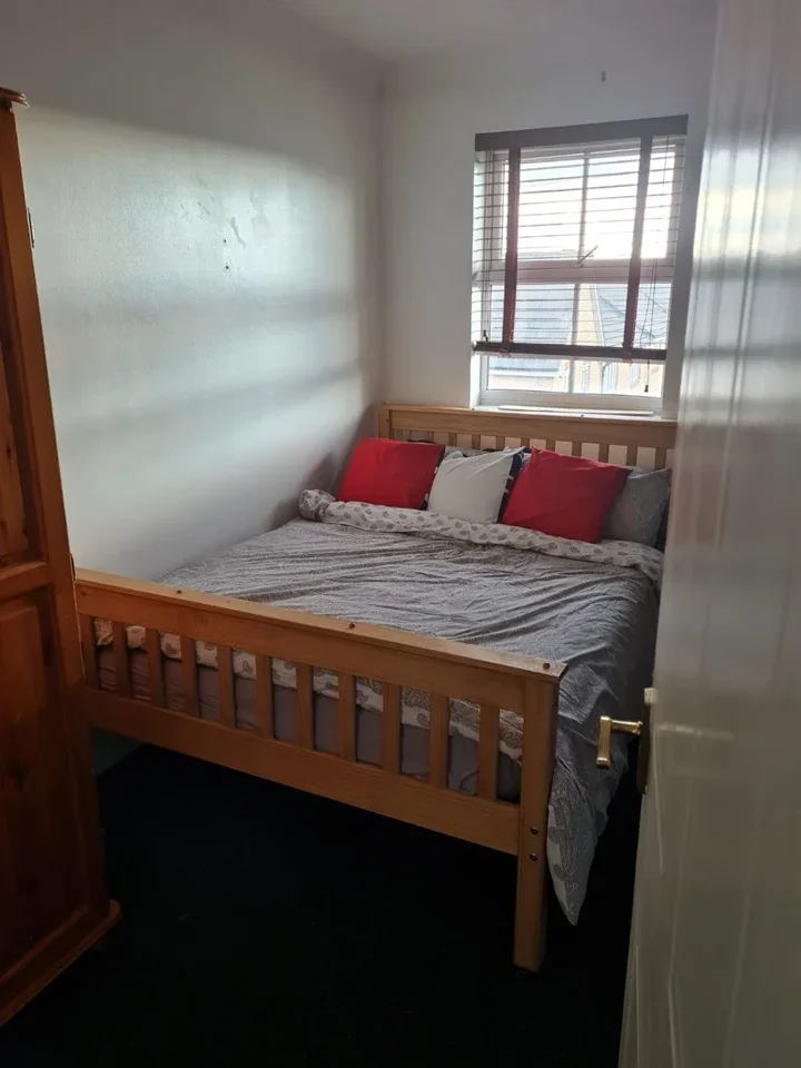 Room Hedingham Road in Grays