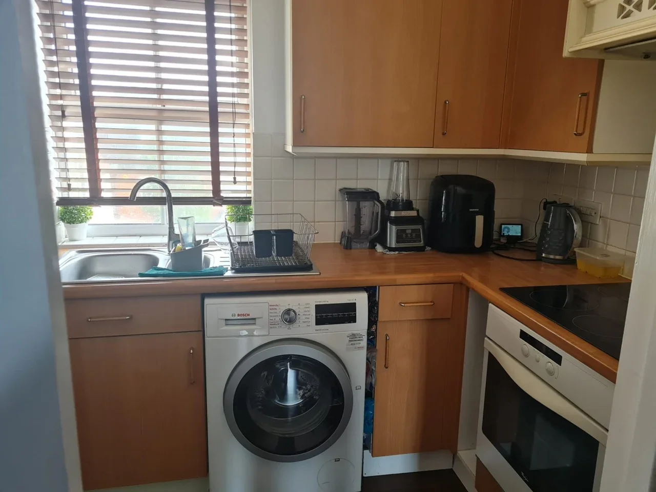 Room Hedingham Road in Grays