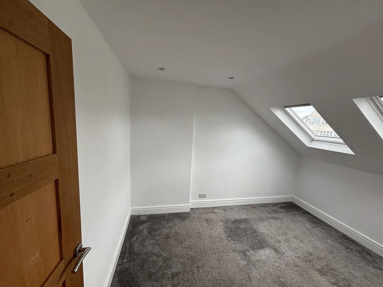 Room Castleton Avenue in Greater London