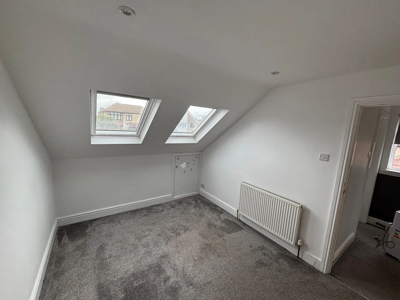 Room Castleton Avenue in Greater London