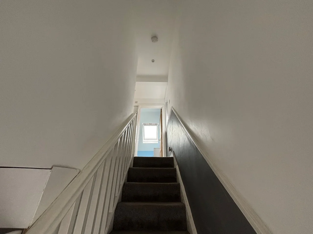 Room Castleton Avenue in Greater London