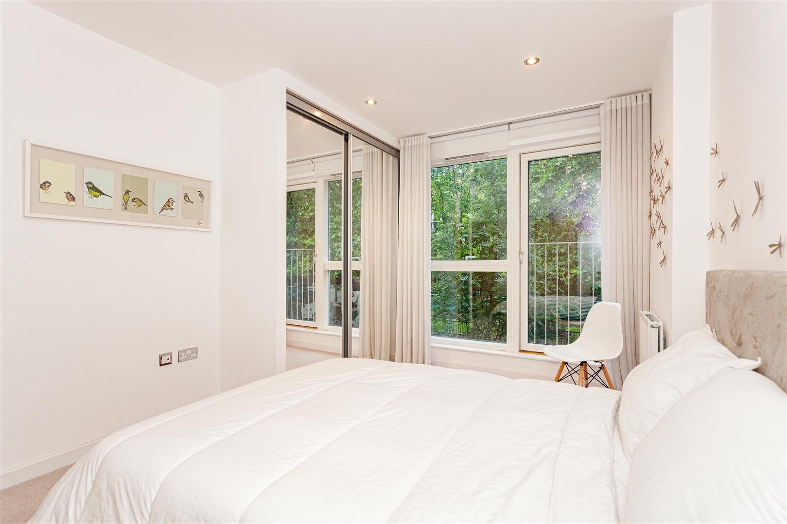 Flat Plender Street in Greater London