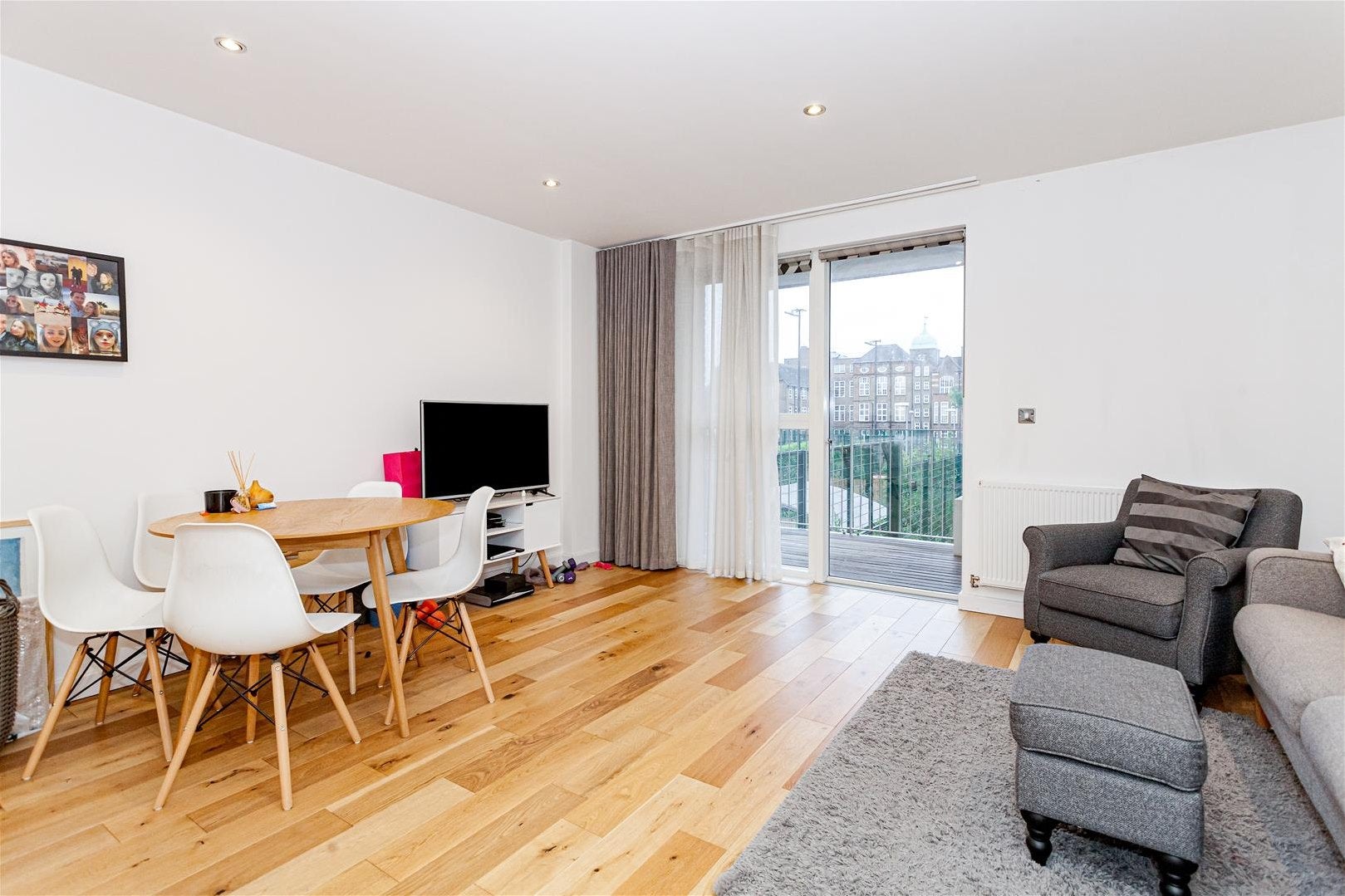 Flat Plender Street in Greater London