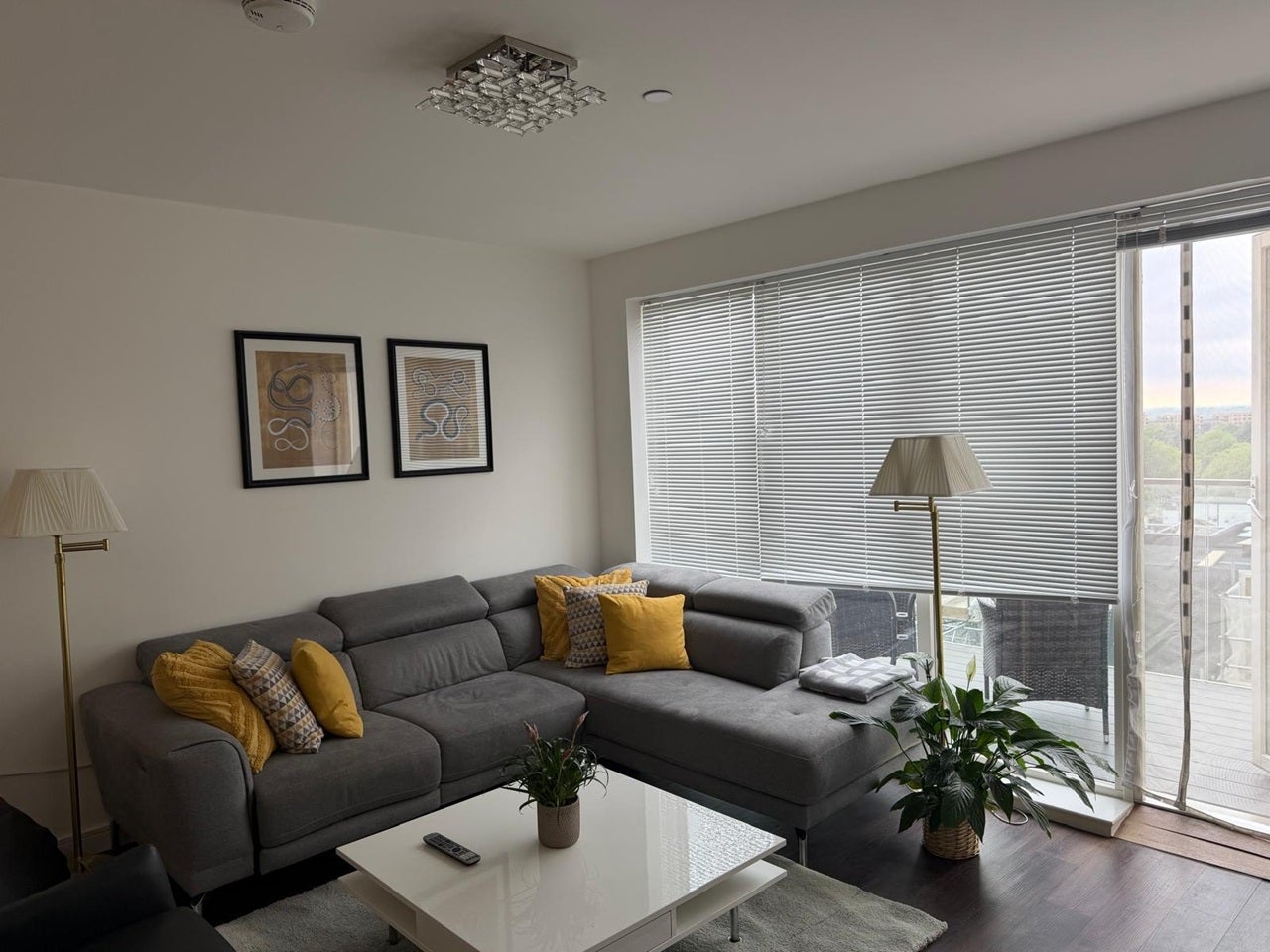 Flat Brownlow Road in Greater London