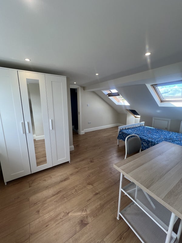 Room Stirling Road in Greater London