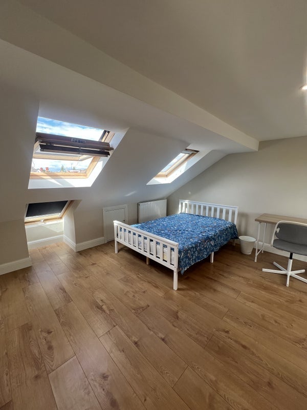 Room Stirling Road in Greater London