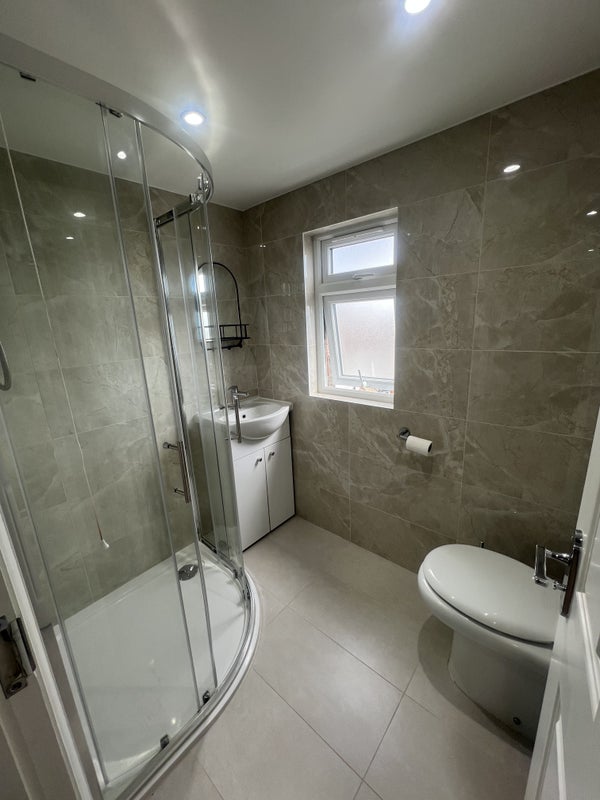 Room Stirling Road in Greater London