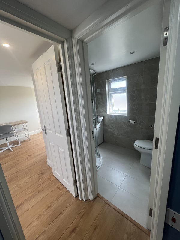 Room Stirling Road in Greater London