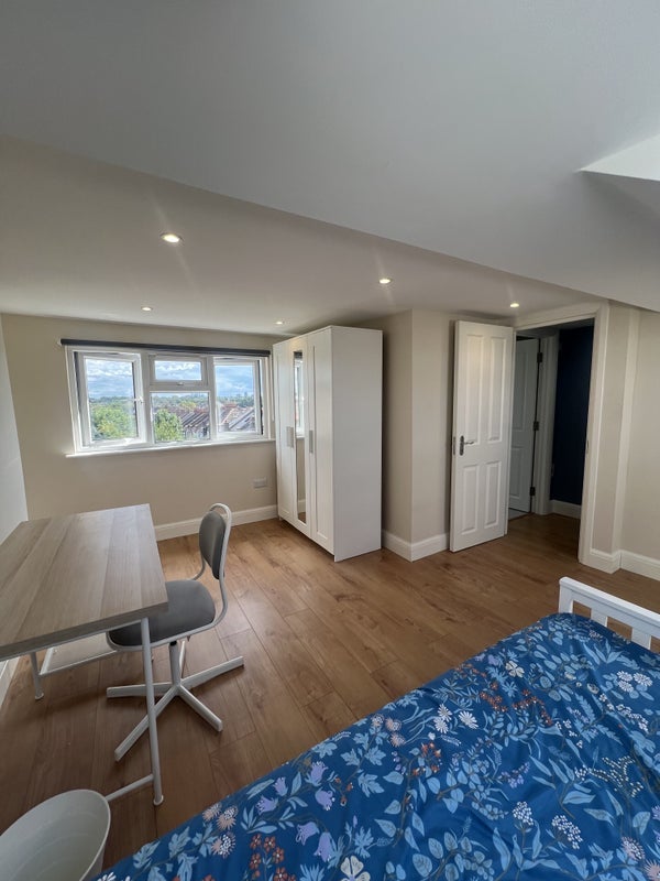 Room Stirling Road in Greater London