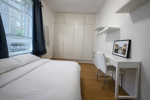 Room Dorset Road in Greater London