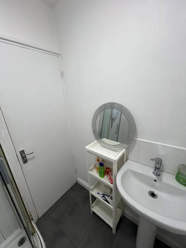 Room Dorset Road in Greater London