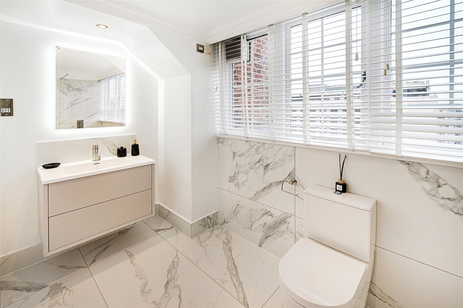 Flat Upper Grosvenor Street in City of Westminster