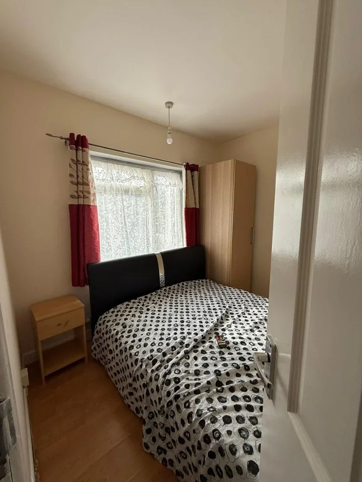 Room Crossbow Road in Greater London