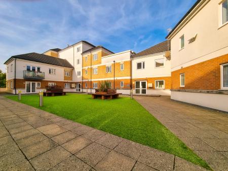 Flat Ley Farm Close in Watford