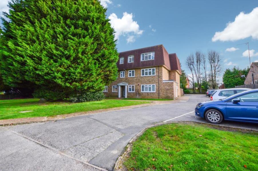 Flat Mount Hermon Road in Woking