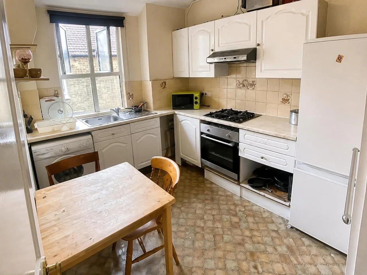 Room Henniker Road in Greater London