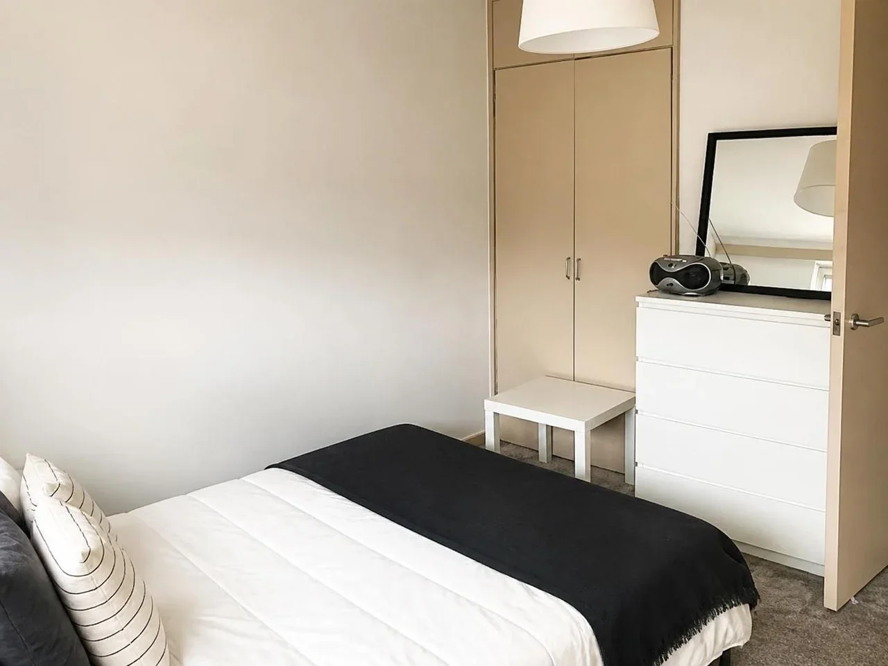 Room Henniker Road in Greater London