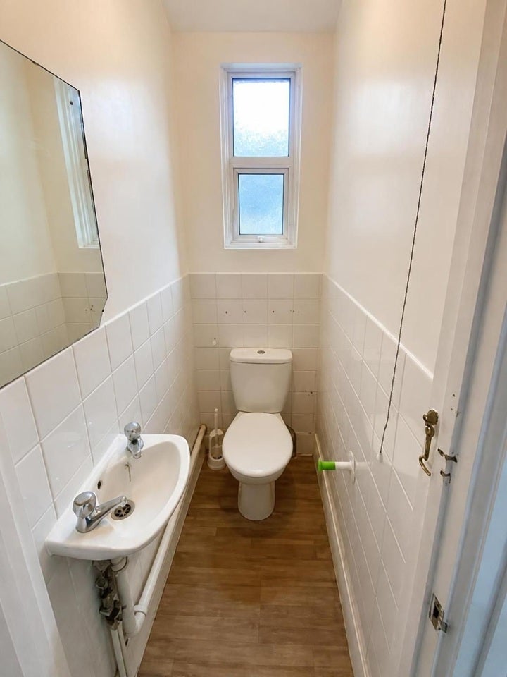 Room Henniker Road in Greater London