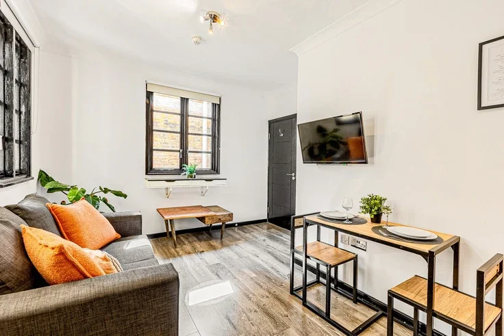 Flat Bouverie Place in City of Westminster