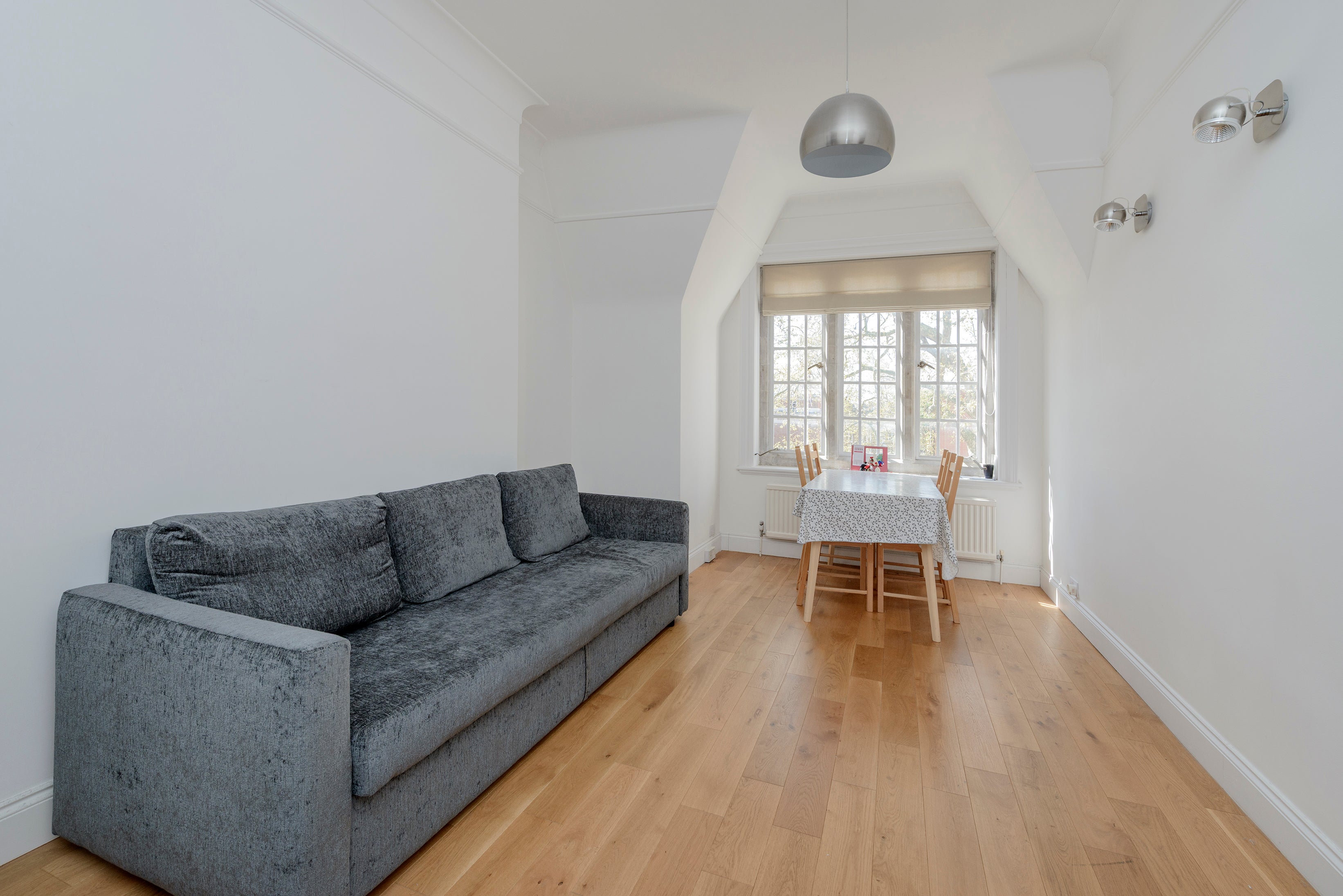 Flat Hornton Street in Greater London