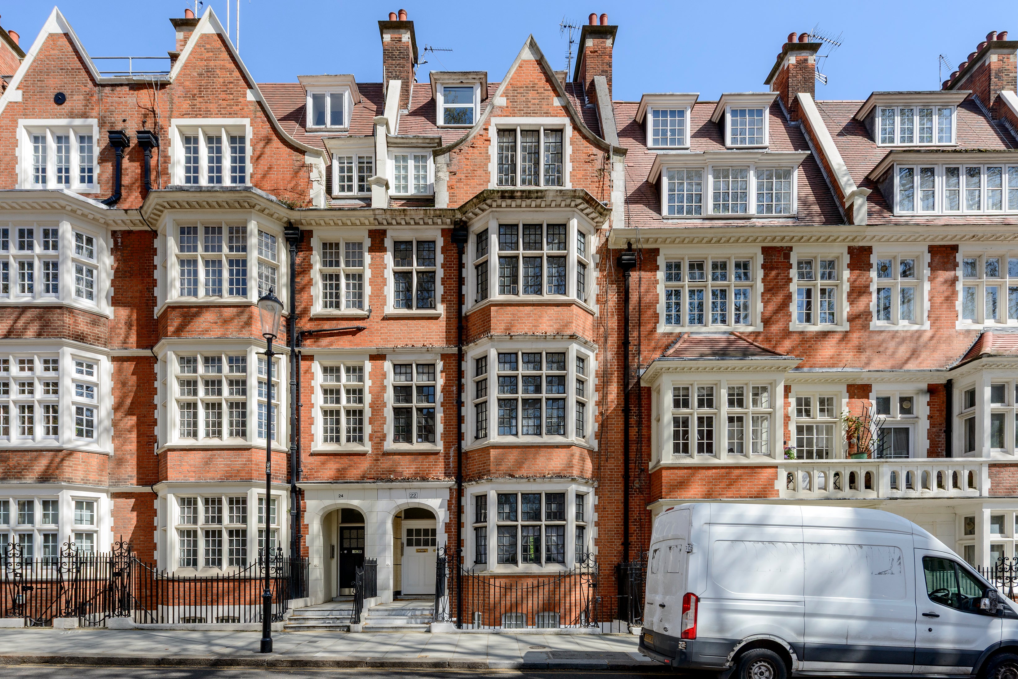 Flat Hornton Street in Greater London