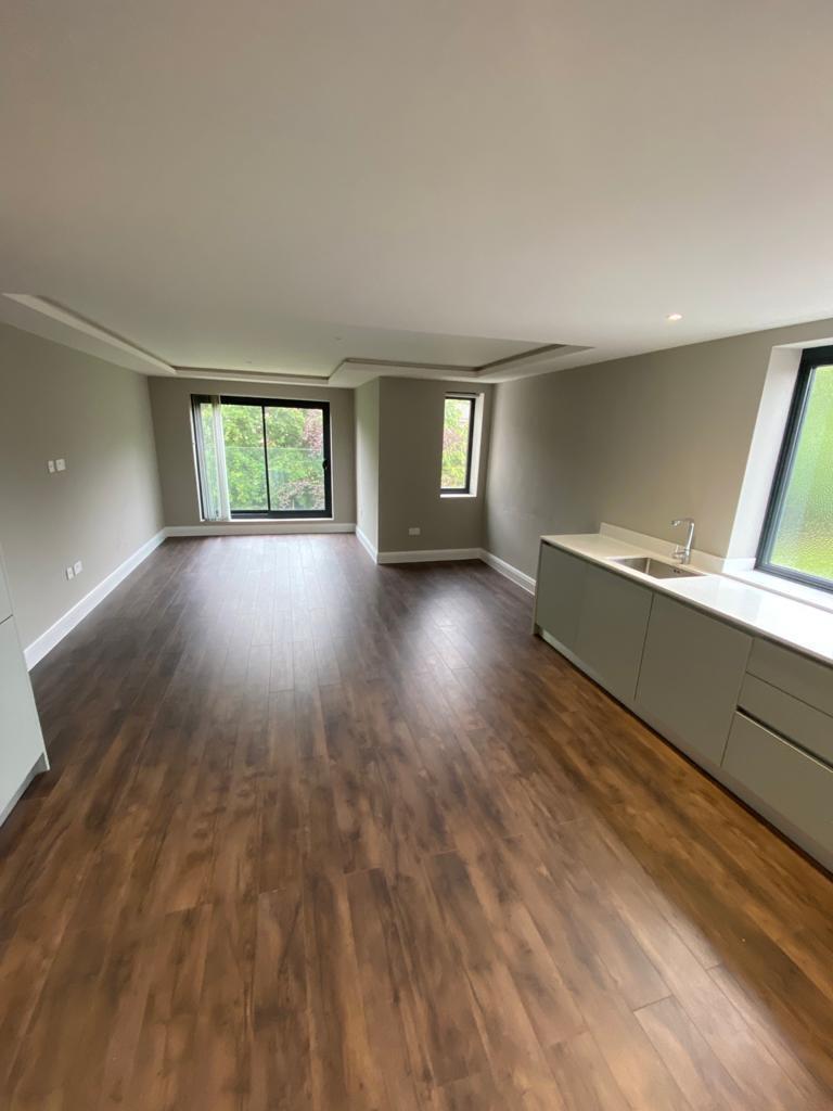 Flat Woodside Park Road in Greater London