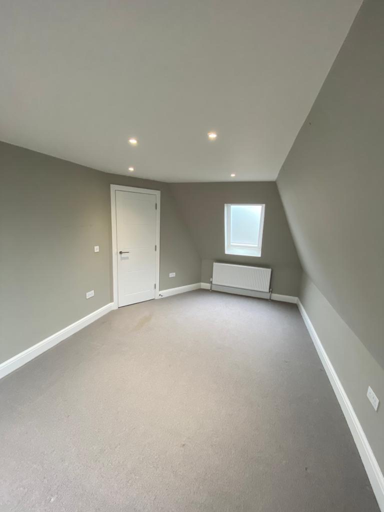 Flat Woodside Park Road in Greater London