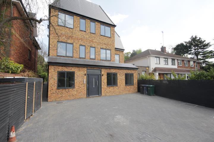 Flat Woodside Park Road in Greater London