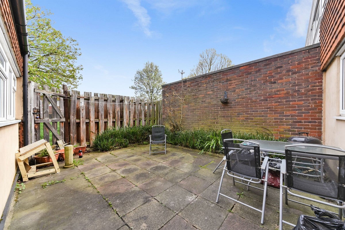 House Laburnum Grove in Greater London