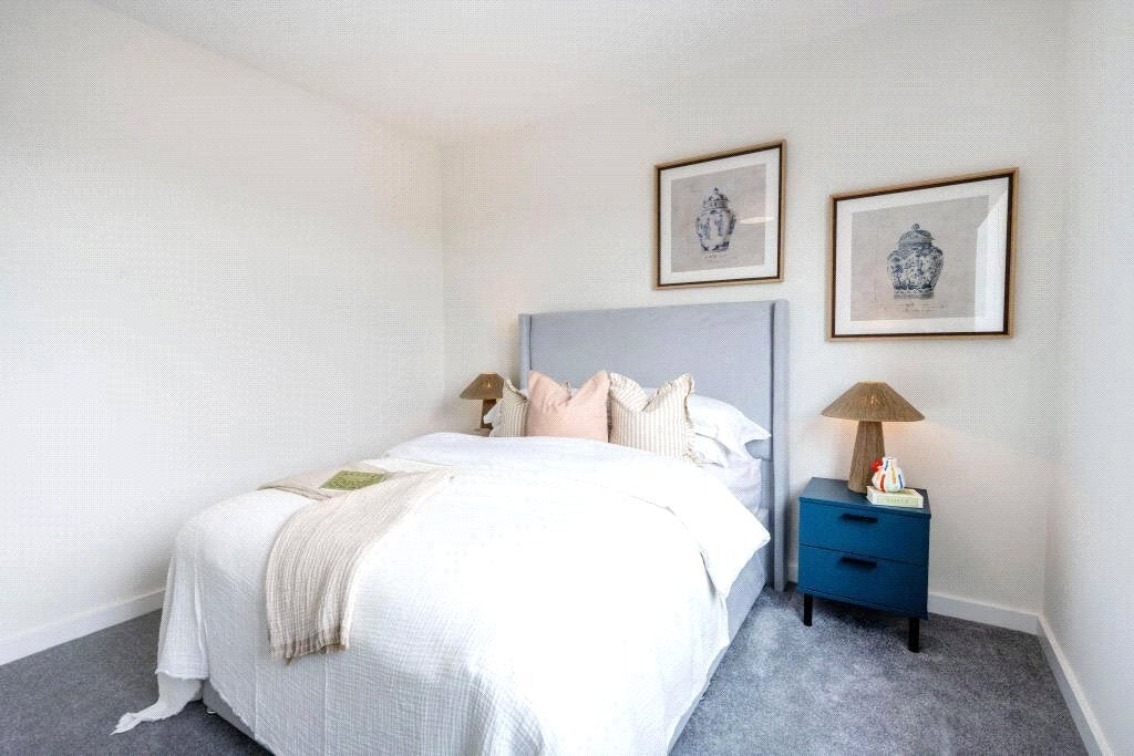 Flat Elmsleigh Road in Borough of Spelthorne