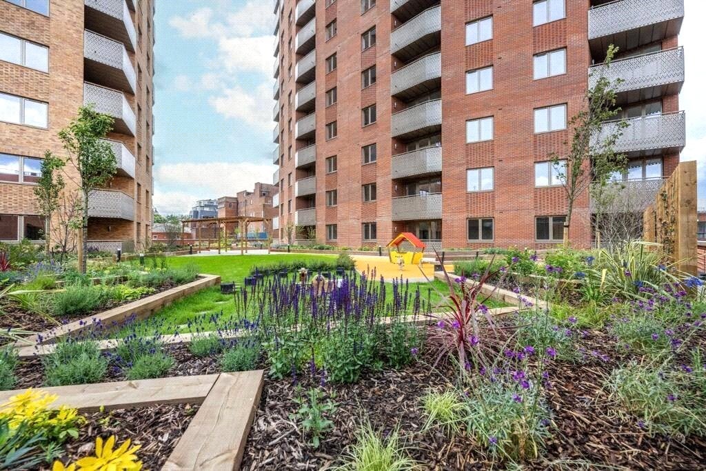 Flat Elmsleigh Road in Borough of Spelthorne