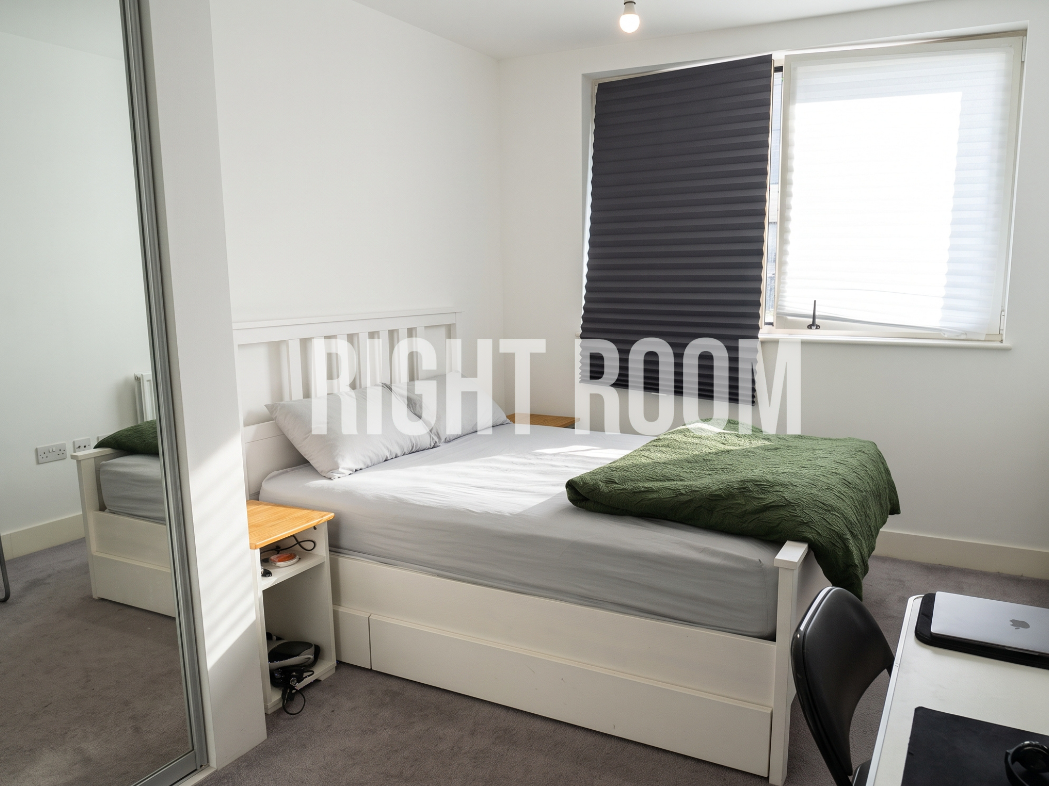 Flat Healum Avenue in Greater London
