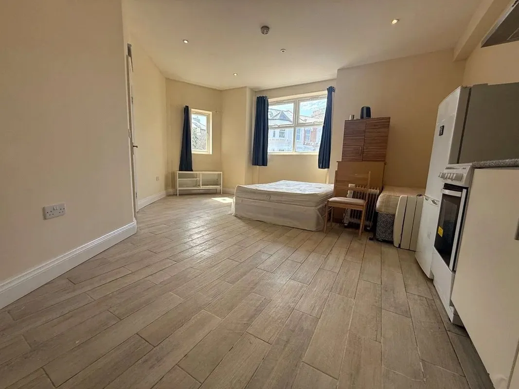 Flat Athenlay Road in Greater London