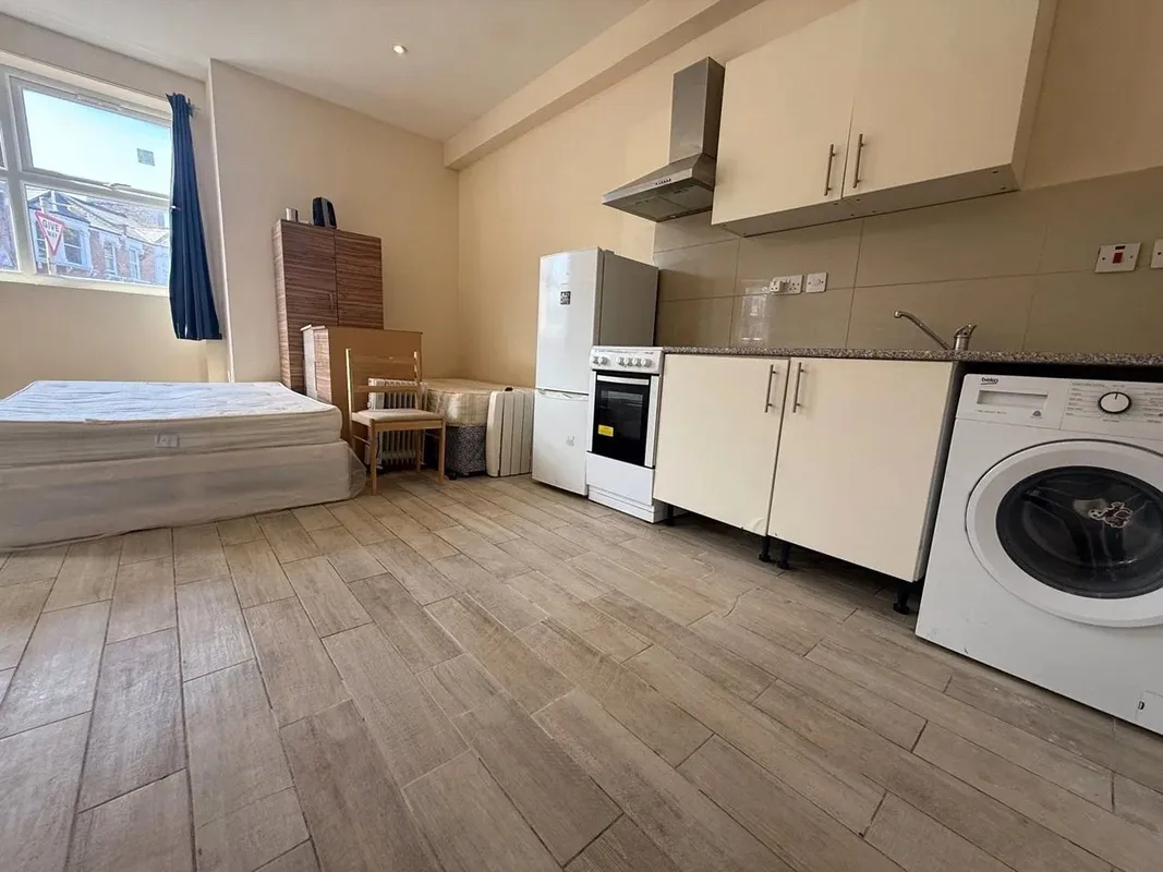 Flat Athenlay Road in Greater London