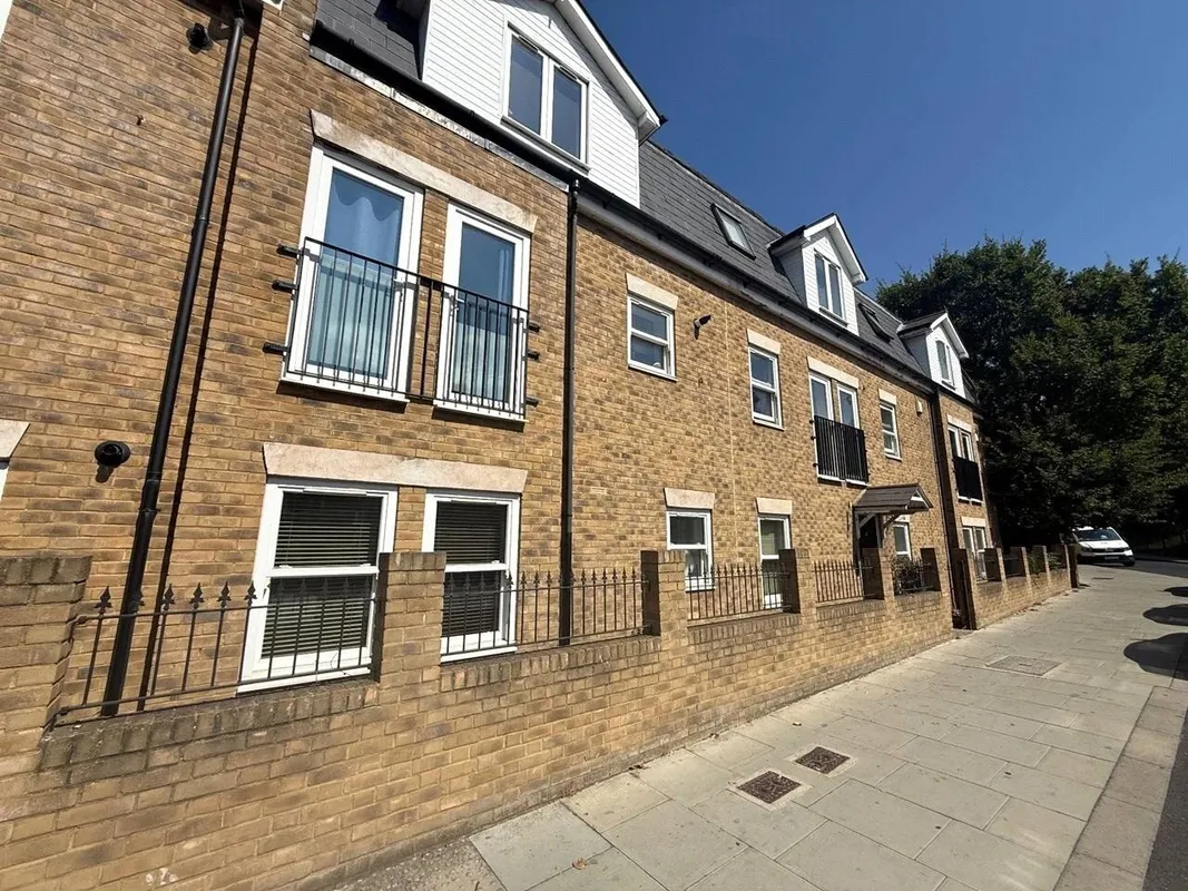 Flat Athenlay Road in Greater London