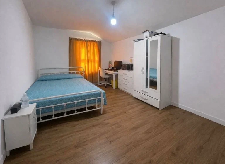 Room Thorngrove Road in Greater London