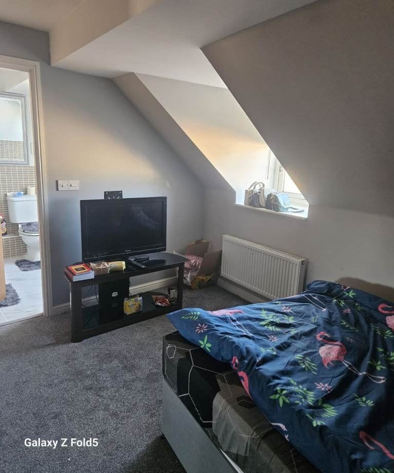 Room Thorngrove Road in Greater London
