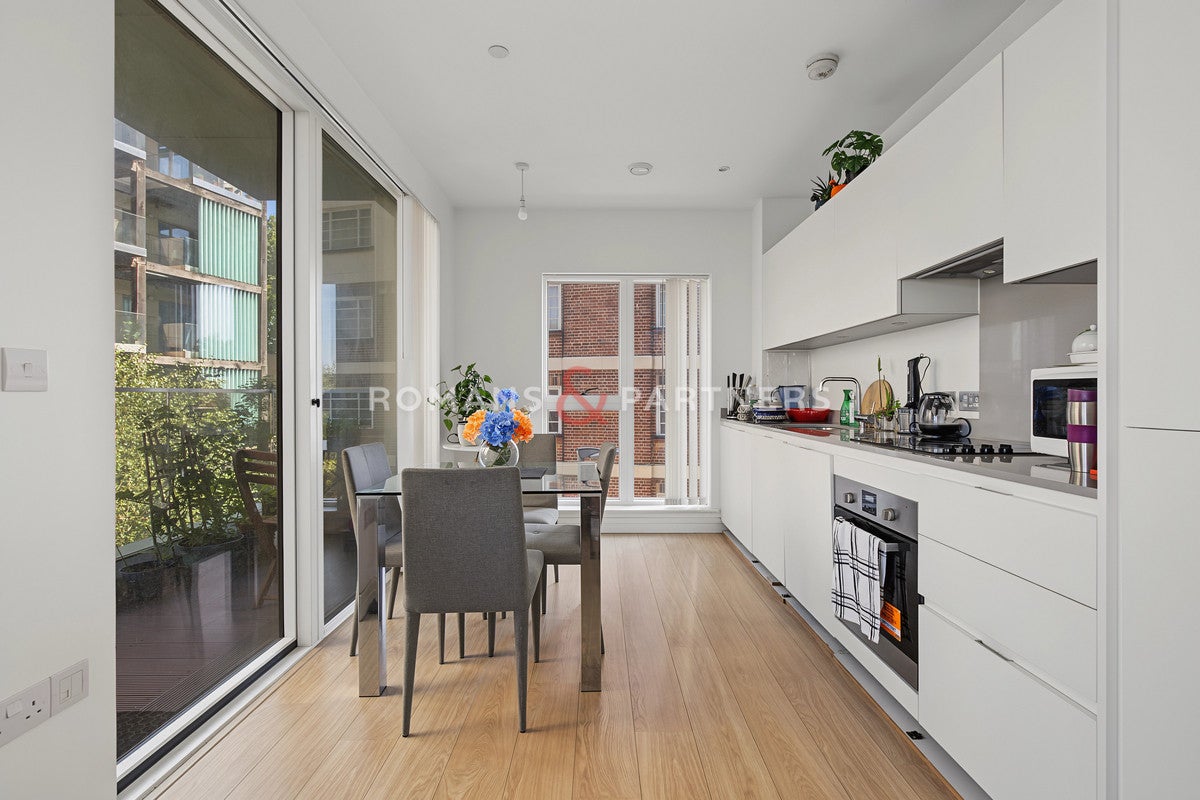 Flat Cherry Orchard Road in Greater London